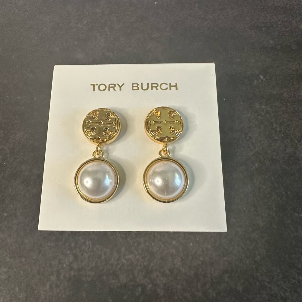 Tory Burch Pearl Logo Drop Earrings – NEW
✨ Classic • Elegant